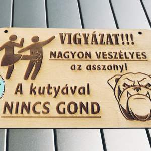 Veszélyes asszony tábla